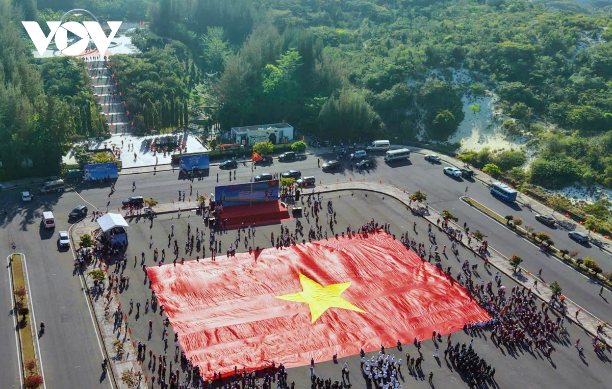 Tiền Phong Marathon 2026: Trang nghiêm Thượng cờ ở khu tưởng niệm chiến sĩ Gạc Ma